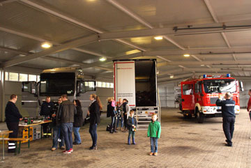 2015-11-07-Geschenkuebergab