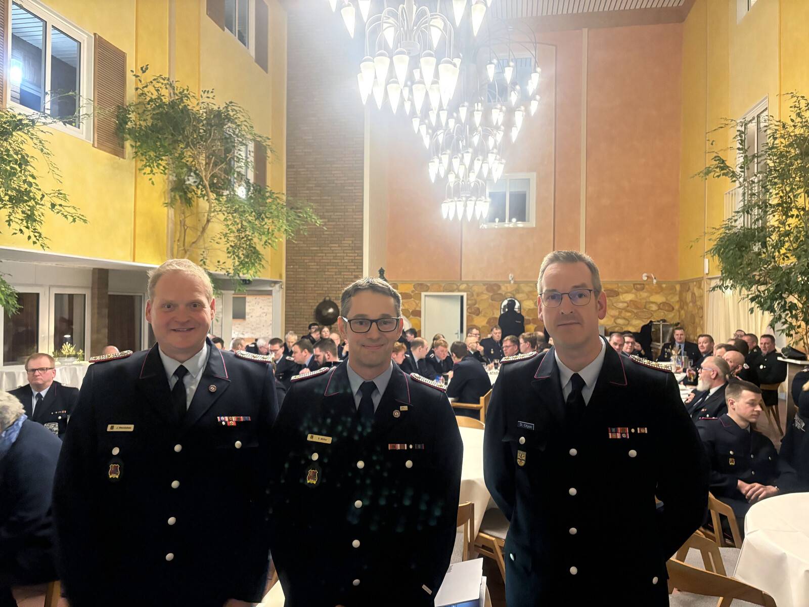 Bei den anstehenden Wahlen wurden Ortsbrandmeister Jan Tobias Wendelken und sein Stellvertreter Sven Müller in ihren Ämtern bestätigt. Dirk Eichstaedt wurde zum Fahrzeugführer für die Drehleiter gewählt und Stefan Zarth für den Einsatzleitwagen.