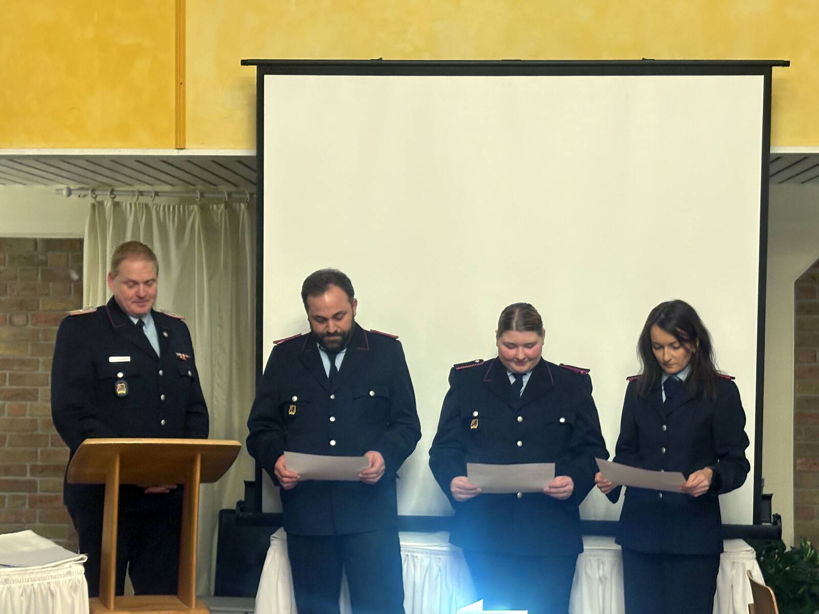 Als Neuaufnahmen in die aktive Abteilung traten Irina Shener, Sebastian Harms und Vivian Meyer nach vorn und leisten den Feuerwehreid, indem sie versprachen, die freiwillig übernommenen Pflichten pünktlich und gewissenhaft zu erfüllen und gute Kameradschaft zu leisten.