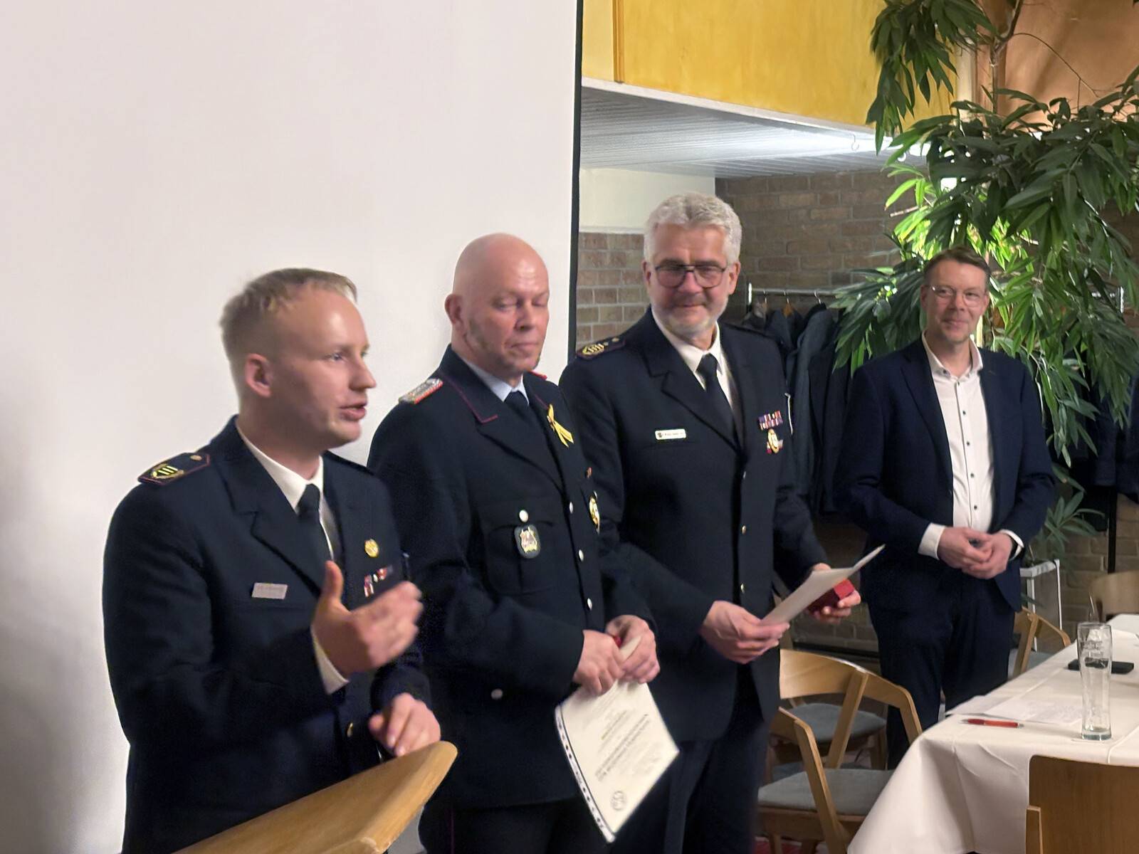 Bei den Grußworten der Gäste kam der Dank für das Engagement zum Ausdruck und der Respekt vor der ehrenamtlichen Pflichterfüllung.
Die Polizei lobte die gute und professionelle Zusammenarbeit. Nach einer vollen Agenda und über drei Stunden Sitzung wurde die Versammlung schließlich beendet.